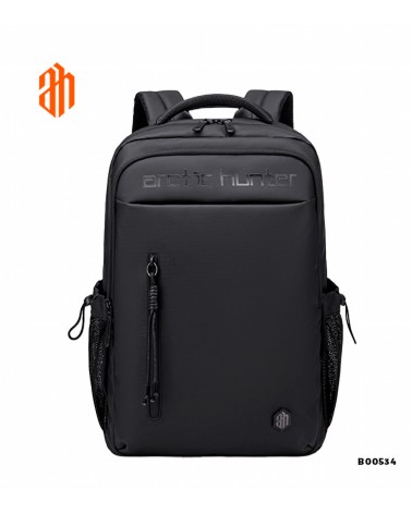 Vista frontal de la mochila Arctic Hunter B00534 negra, con diseño impermeable y logo en relieve.