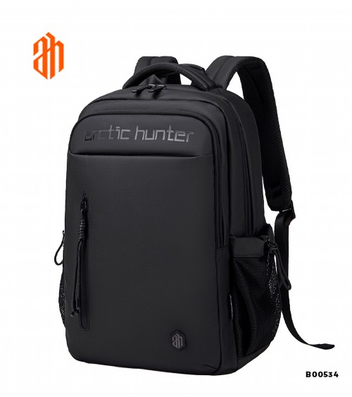 Vista frontal de la mochila Arctic Hunter B00534 negra, con diseño impermeable y logo en relieve. Idea de tamaño