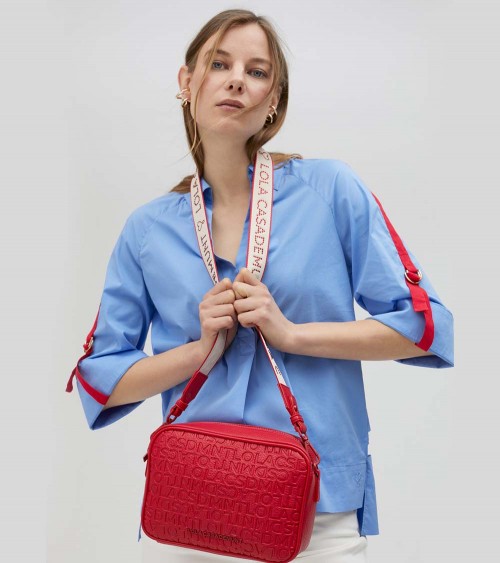 Modelo con Lola Casademunt Bolso Bandolera Rojo para Mujer - Efecto Piel