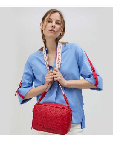 Modelo con Lola Casademunt Bolso Bandolera Rojo para Mujer - Efecto Piel