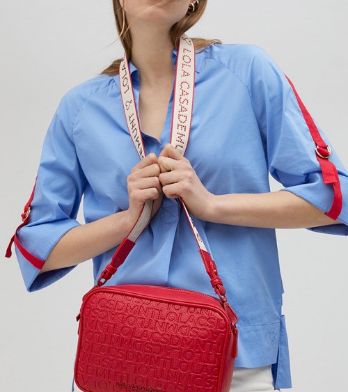 Modelo con Lola Casademunt Bolso Bandolera Rojo para Mujer - Efecto Piel