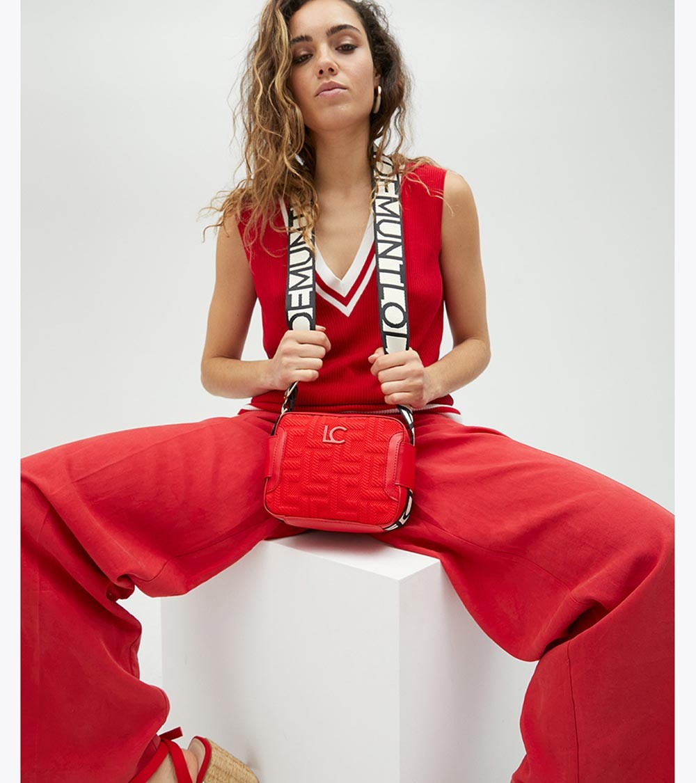 Modelo Lola Casademunt Bolso Bandolera para Mujer en Rojo - Poliuretano