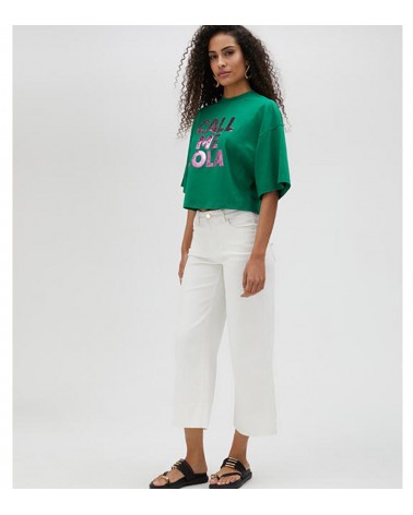 Estilo versátil de la Camiseta Cropped Lola, perfecta para looks urbanos.