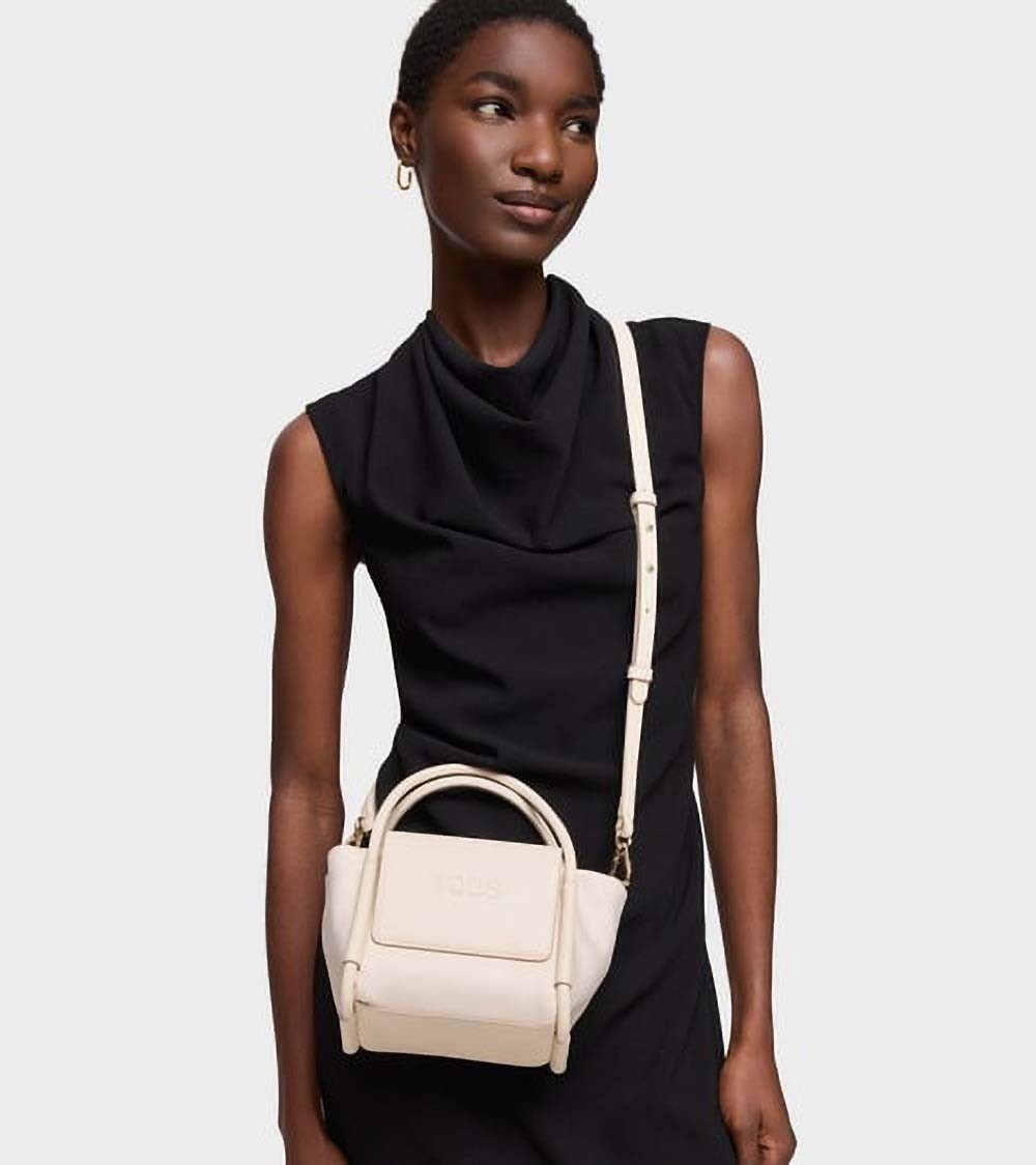 Modelo con el bolso TOUS Silhouette Soft beige, estilo sofisticado.