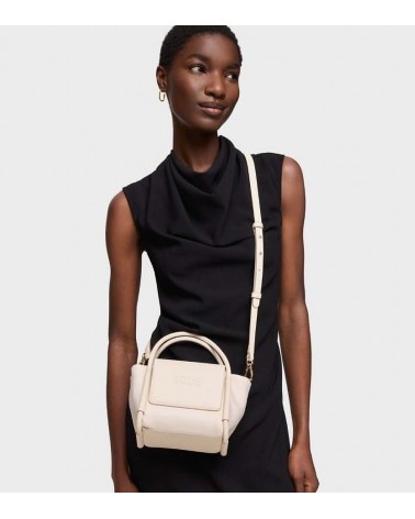 Modelo con el bolso TOUS Silhouette Soft beige, estilo sofisticado.