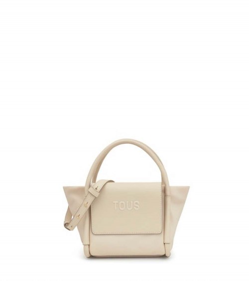 Modelo con el bolso TOUS Silhouette Soft beige, estilo sofisticado.