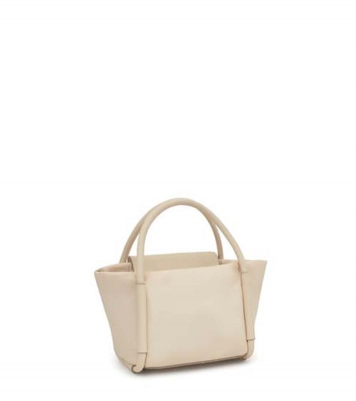 Modelo con el bolso TOUS Silhouette Soft beige, estilo sofisticado.