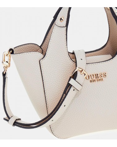 Detalle de la correa ajustable del bolso Guess Helina, ideal para llevarlo al hombro o cruzado.