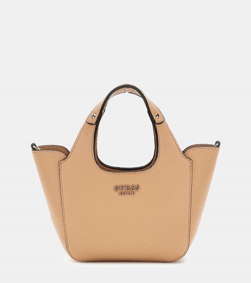 Bolso Guess Helina en color beige, sostenido por una modelo, ideal para looks elegantes.