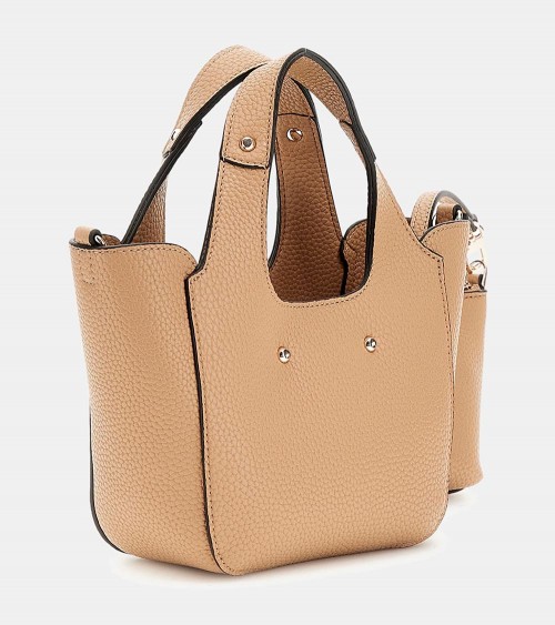 Bolso Guess Helina en color beige, sostenido por una modelo, ideal para looks elegantes.