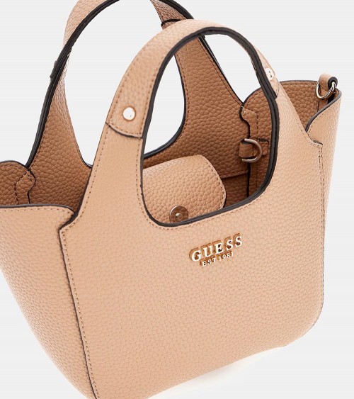 Bolso Guess Helina en color beige, sostenido por una modelo, ideal para looks elegantes.