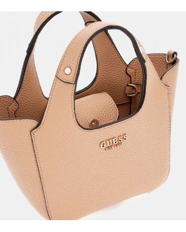 Detalle de la correa ajustable del bolso Guess Helina, ideal para llevarlo al hombro o cruzado.