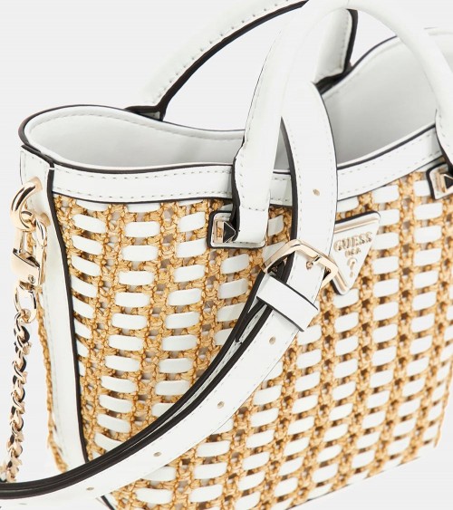 Vista frontal del Mini Bolso de Mano Guess Atalia en Rafia Blanco Multi, con asas en contraste y logotipo metálico en el centro.