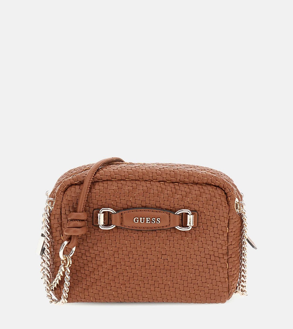 Vista frontal del Guess Francy Woven Mini Crossbody en color Cognac con diseño trenzado.