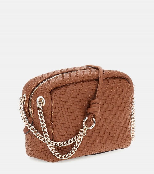 Vista frontal del Guess Francy Woven Mini Crossbody en color Cognac con diseño trenzado.