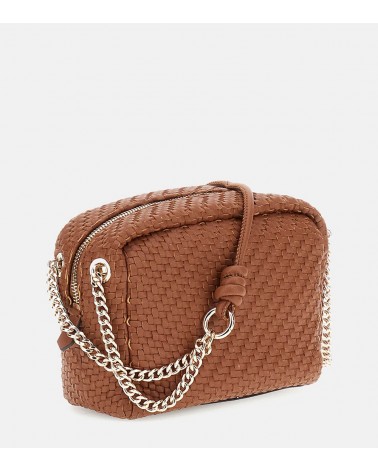 Detalle del tejido trenzado en piel sintética del bolso Guess Francy Woven Mini Crossbody.