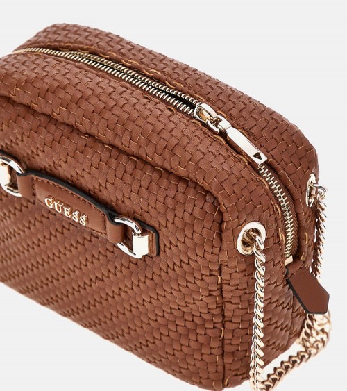 Vista frontal del Guess Francy Woven Mini Crossbody en color Cognac con diseño trenzado.