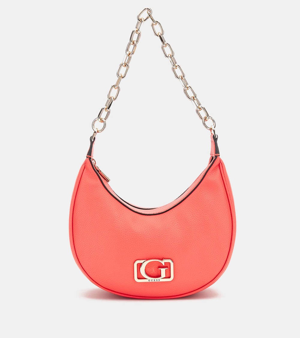 Vista frontal del bolso Guess Hobo Circe en coral, con logotipo metálico en dorado.