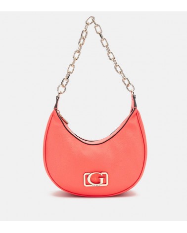 Vista frontal del bolso Guess Hobo Circe en coral, con logotipo metálico en dorado.