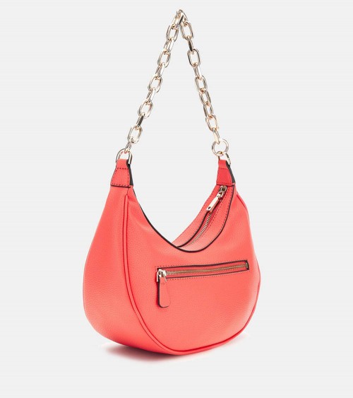 Vista frontal del bolso Guess Hobo Circe en coral, con logotipo metálico en dorado.