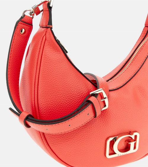 Vista frontal del bolso Guess Hobo Circe en coral, con logotipo metálico en dorado.