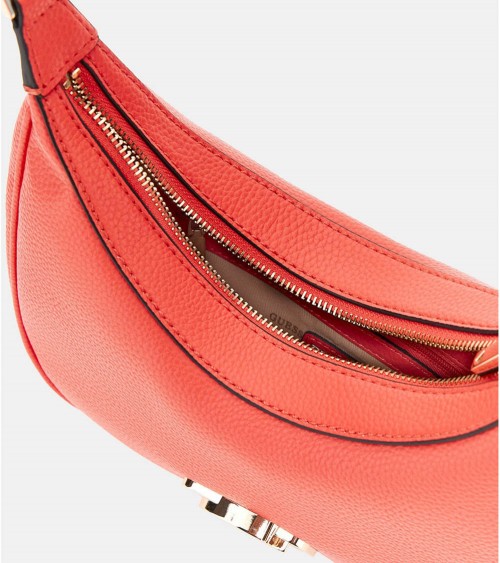 Vista frontal del bolso Guess Hobo Circe en coral, con logotipo metálico en dorado.