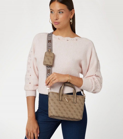 Modelo llevando el Guess Minibolso de Mano Latona con Logotipo 4G Beige