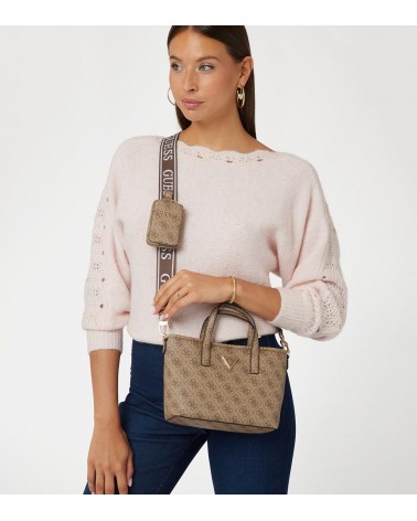 Modelo llevando el Guess Minibolso de Mano Latona con Logotipo 4G Beige