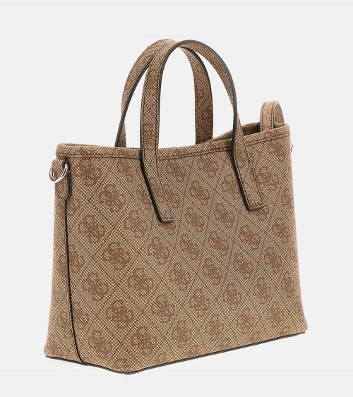 Modelo llevando el Guess Minibolso de Mano Latona con Logotipo 4G Beige