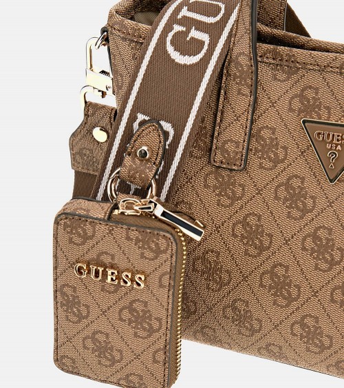 Modelo llevando el Guess Minibolso de Mano Latona con Logotipo 4G Beige