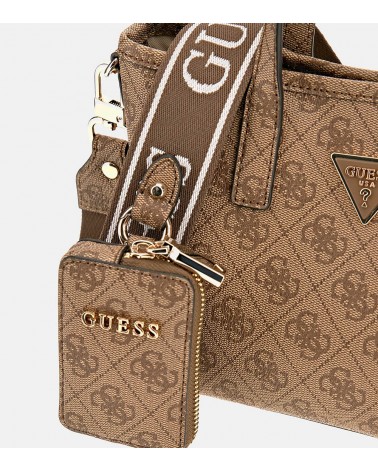 Detalle del charm pochette extraíble del minibolso Guess Latona 4G.