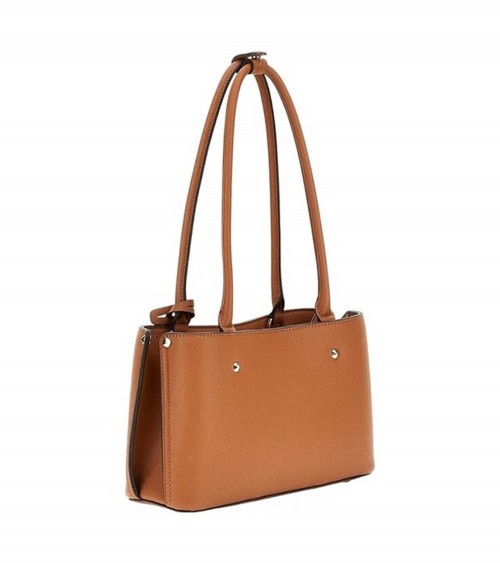 Vista frontal del Guess Meridian Shoulder Bag en color cognac con detalle de tachas.