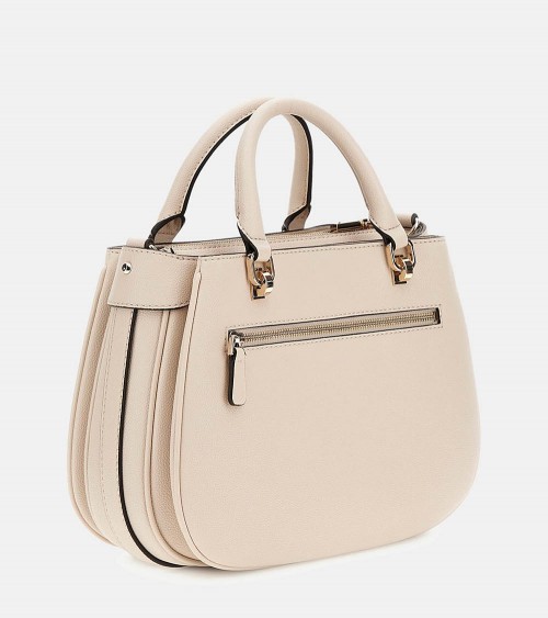 Modelo luciendo el Guess Fedora Handbag en color beige, perfecto para cualquier ocasión.