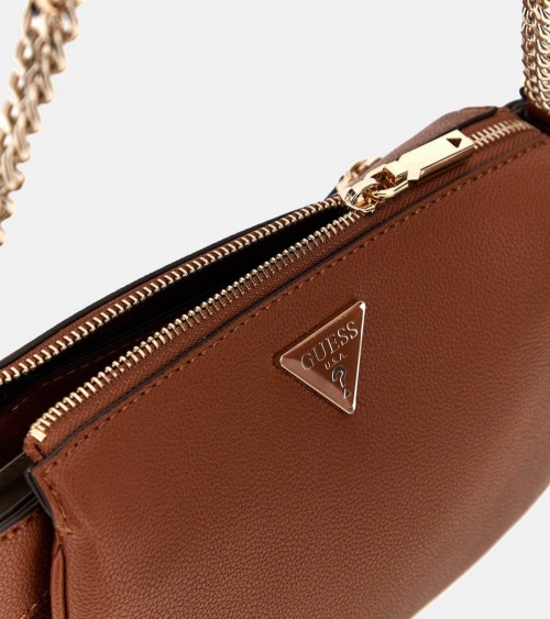 Vista frontal del Guess Fedora Shoulder Bag en color cognac con logo Guess metálico.