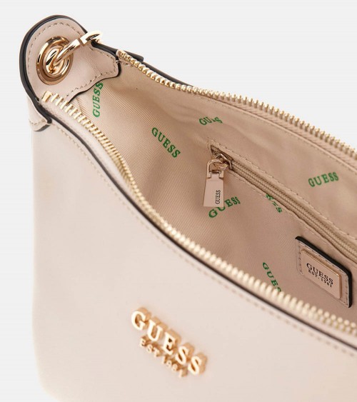 Vista frontal del Guess Eco Evainie Shoulder Bag en color beige con logo dorado Guess.