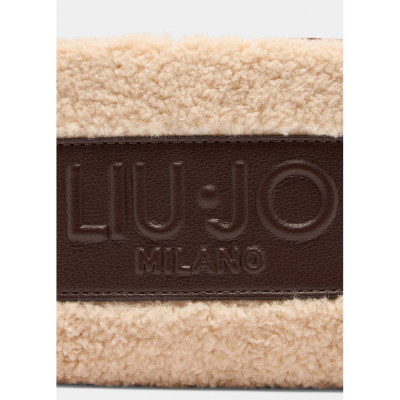 Logotipo Liu Jo en relieve sobre franja marrón con acabado sintético.