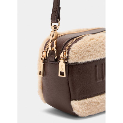 Detalle de cremalleras doradas y correa ajustable del Liu Jo AF5100.