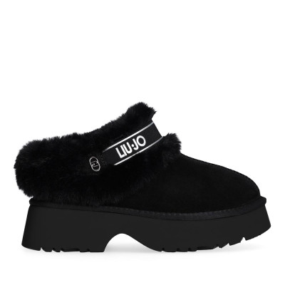 Vista lateral de los zuecos Liu Jo Warm en negro con logo en la banda elástica.