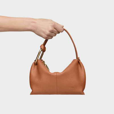 Bandolera uso diario camel Tous Hold detalle mano tamaño