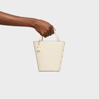 TOUS Back to Basics 2002358901 detalle logo y cogido en mano