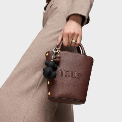 Mini bolso marrón con oso colgante detalle