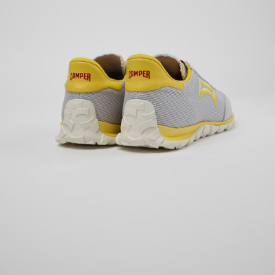 Zapatillas textil reciclado gris y amarillo hombre vista atras