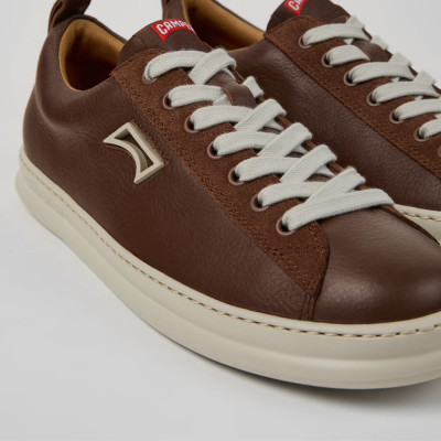 Detalle zapatillas urbanas hombre Camper Runner Four