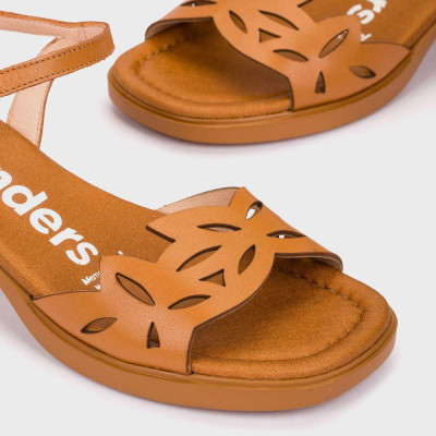 detalle pala troquelada sandalia Wonders cuero