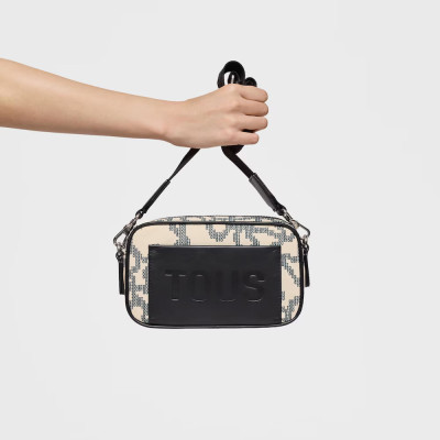 Bolso beige mujer TOUS cómodo y ligero viata en mano