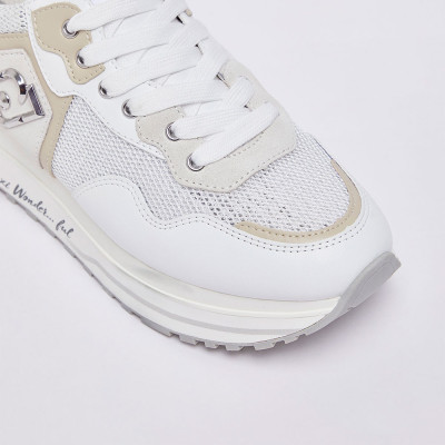 Detalle empeine detalle lateral zapatillas Liu Jo logo metálico