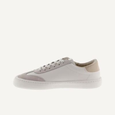 vista interior zapatillas minimalistas blanco hielo elegante