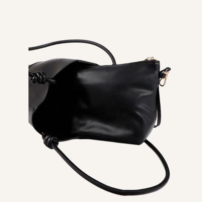 Lola Casademunt bolso negro mujer