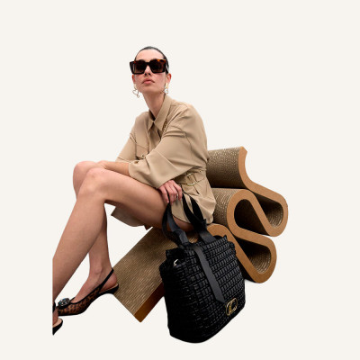 Lola Casademunt bolso negro mujer