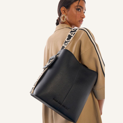 Lola Casademunt bolso negro mujer
